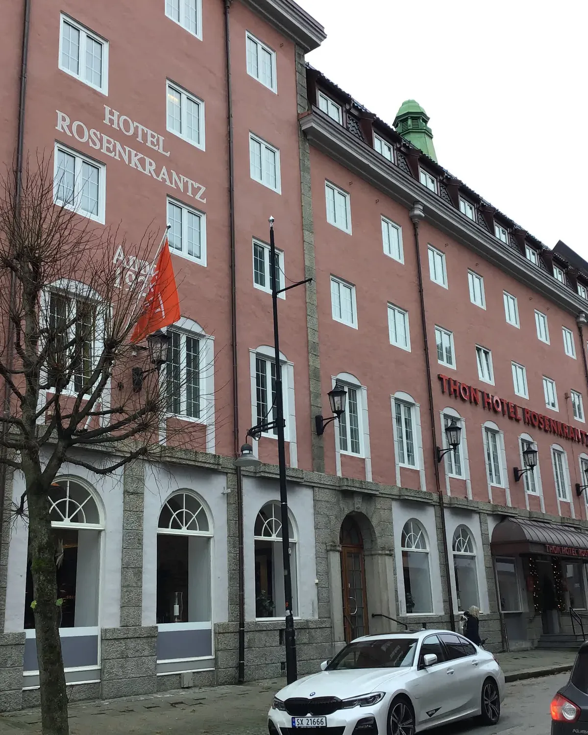 Detalj av murverk, presist håndverk og ornamentdetaljer